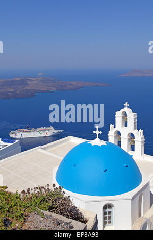 Kirche mit Blick auf Meer, Fira, Santorini Insel, Kykladen, Ägäis, Griechenland Stockfoto