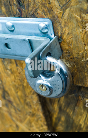 Tür mit Vorhängeschloss verschlossen Stockfoto