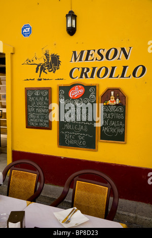 Gedeckter Tisch mit Stühlen wartet auf Kunden / Gäste - vor einem Restaurant auf dem Bürgersteig in der alten Stadt Cadiz. Cádiz. Spanien. Stockfoto