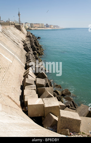 Spanische Meer Abwehr / Verteidigung hergestellt aus Beton und Stein Blöcke / block auf einem Strand von Cadiz. Spanien. Stockfoto