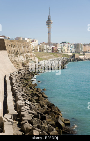 Spanische Meer Verteidigung / Abwehr aus Steinblöcken gemacht / block auf einem Strand von Cadiz. Spanien. Stockfoto