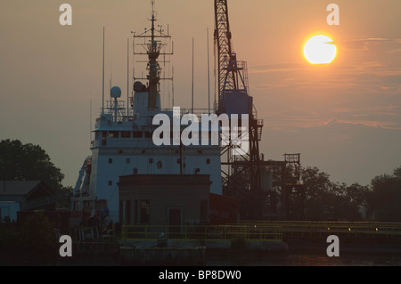 Der Arbeitstag beginnt in den frühen Morgenstunden am Port Weller Drydocks in St. Catharines, Ontario. Stockfoto