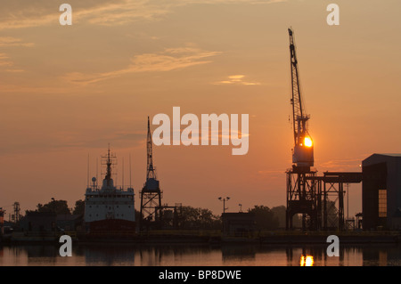 Der Arbeitstag beginnt in den frühen Morgenstunden am Port Weller Drydocks in St. Catharines, Ontario. Stockfoto