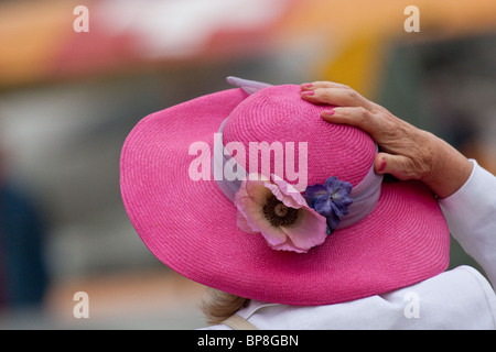 der 1950 / 60er Jahre Stil Frau Rosa Hut festhalten Stockfoto