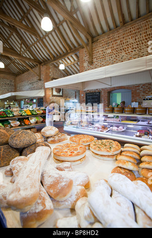 Nach Hause angebautes Obst und Gemüse zum Verkauf an einen Hofladen in einer alten Scheune auf einem Bauernhof in der Nähe von Holt, Norfolk, Großbritannien. Stockfoto