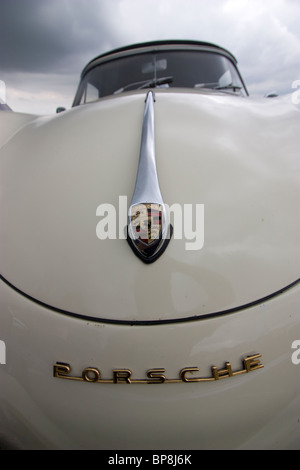 Porsche 356-Vintage-Embleme auf der Vorderseite des Autos, England, Großbritannien Stockfoto