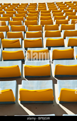 Gelbe Sitze im Sportstadion Stadt Beirut-Libanon Stockfoto