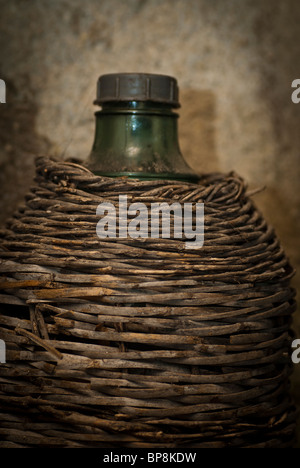 Alte Flasche in wicker Stockfoto