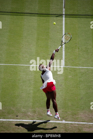 Serena Williams (USA) spielen auf dem Centre Court bei den Wimbledon Championships 2010 Stockfoto