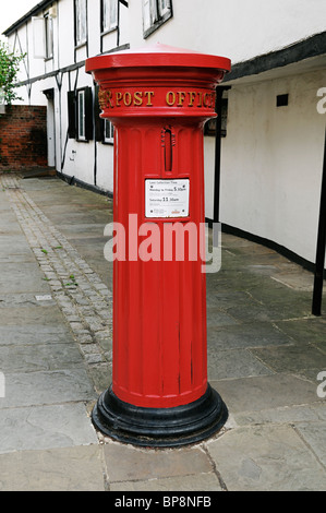 Viktorianische Säule Box, Eton, Berkshire, Vereinigtes Königreich. Ein Beispiel für die 1856 Gestaltung des Feldes kannelierten Säulen. Stockfoto