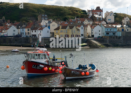 Angelboote/Fischerboote auf dem Meer bei Staithes, North Yorkshire, England. Stockfoto