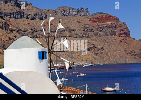 Windmühle am Hafen der Insel Thirassia, Santorini, Cyclades, Ägäische Inseln, Griechenland Stockfoto