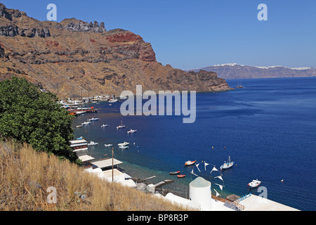 Hafen der Insel Thirassia, Santorini, Cyclades, Ägäische Inseln, Griechenland Stockfoto