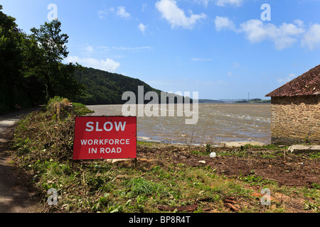 Ansichten auf dem Kai am Maristow in der Nähe von Lopwell auf dem Fluß Tavy, Devon, UK. Ein Warnsignal auf der schmalen Spur für Straßenarbeiten. Stockfoto