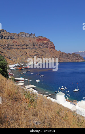 Hafen der Insel Thirassia, Santorini, Cyclades, Ägäische Inseln, Griechenland Stockfoto