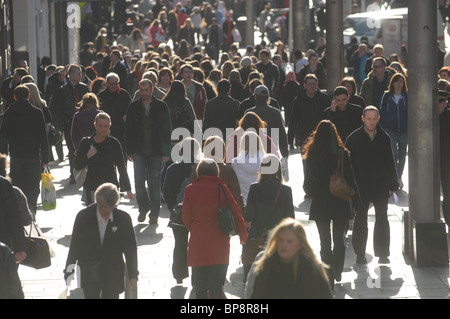 Käufer auf einen voll und laut Buchannan Street in Glasgow, Schottland Stockfoto