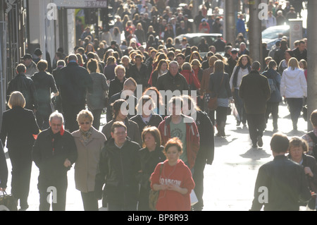 Käufer auf einen voll und laut Buchannan Street in Glasgow, Schottland Stockfoto