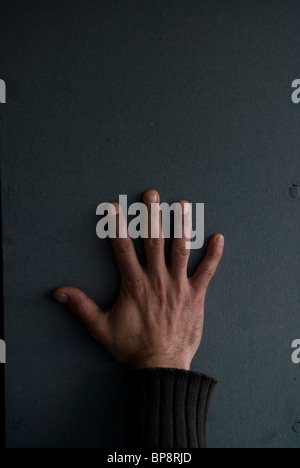 Die Hand des Mannes gegen die Wand Stockfoto