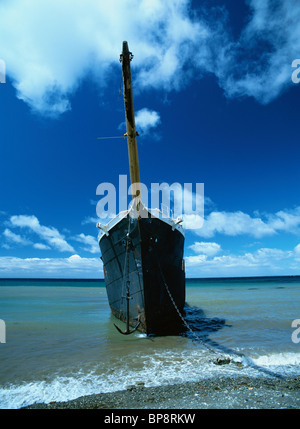 Einem havarierten Schiff festgemacht an einem Strand. Punta Arenas, Chile, Südamerika Stockfoto