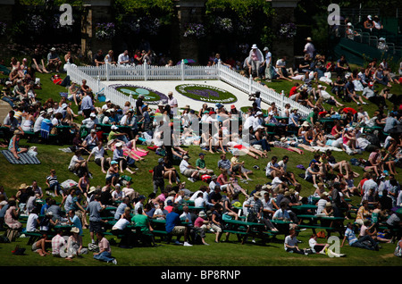 Zuschauer auf Henman Hill bei den Wimbledon Championships Stockfoto