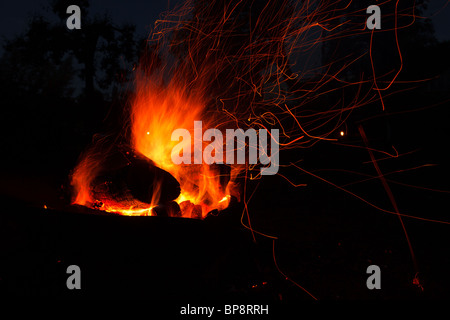 Nahaufnahme von Feuer im Lagerfeuer Stockfoto