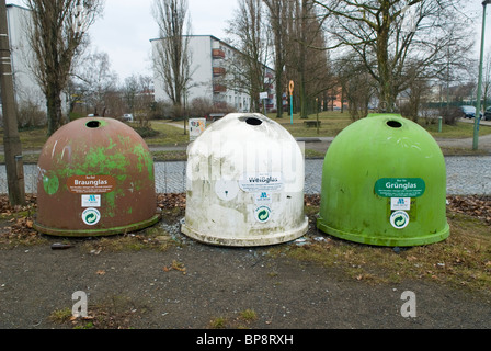 3 Recycling Behälter Ost-Berlin Deutschland Stockfoto