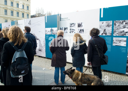 Touristen, die gerade einer Outdoor-Foto-Galerie am Checkpoint Charlie Berlin Deutschland Stockfoto