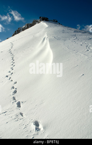 Winter Schneeverwehungen und Fußabdrücke auf den Grat des Fairbrook Naze, Kinder Scout, Peak District in Derbyshire, England, UK Stockfoto