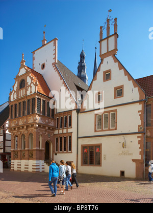 Ecke Mittelstraße, Markt (Marktplatz) mit Apotheke und Türme der St. Nicolai-Kirche in der Stadt Lemgo, Straße der Weser Stockfoto