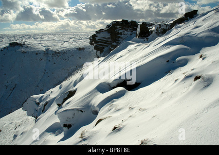 Winterschnee driftet auf Kinder Scout Plateau, Peak District, Derbyshire, England, UK Stockfoto
