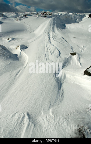 Winterschnee driftet auf Kinder Scout Plateau, Peak District, Derbyshire, England, UK Stockfoto