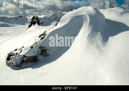 Winterschnee driftet auf Kinder Scout Plateau, Peak District, Derbyshire, England, UK Stockfoto