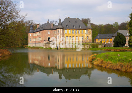 Schloss Dyck (Burg), Frühling, Tag, Jüchen, Niederrhein, Nordrhein-Westfalen, Deutschland, Europa Stockfoto