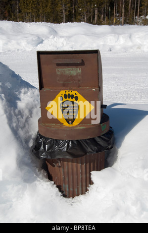 USA, Wyoming. Yellowstone-Nationalpark. Bär Mülleimer Beweis im Winterschnee. Stockfoto