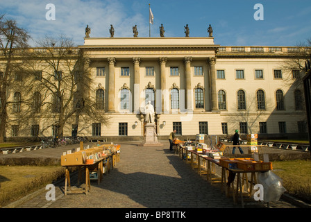 Bücherständen außerhalb des Campus der Humboldt-Universität Berlin Deutschland Stockfoto