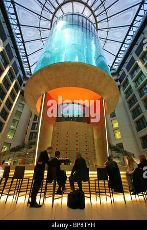 5-Sterne Radisson SAS Hotel verfügt über das weltweit größte zylindrische Aquarium. Berlin, Deutschland Stockfoto