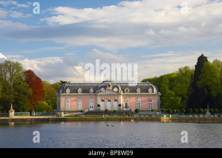 Frühling, Schloss Benrath (Schloss) in Düsseldorf-Benrath, Rheinland, Nordrhein-Westfalen, Deutschland, Europa Stockfoto