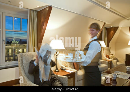 Deluxe Suite, Hotel Adlon Kempinski, Blick auf das berühmte Brandenburger Tor, Pariser Platz, Berlin, Deutschland Stockfoto