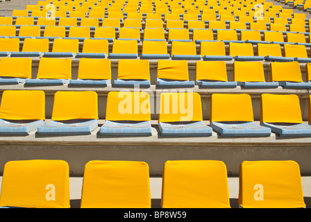 Gelbe Sitze im Sportstadion Stadt Beirut-Libanon Stockfoto