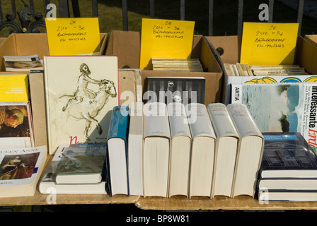 Bücher zum Verkauf außerhalb des Campus der Humboldt-Universität Berlin Deutschland Stockfoto