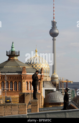 Schornsteinfeger steht auf Dach, Kuppel der neuen Synagoge im Hintergrund, Berlin, Deutschland Stockfoto