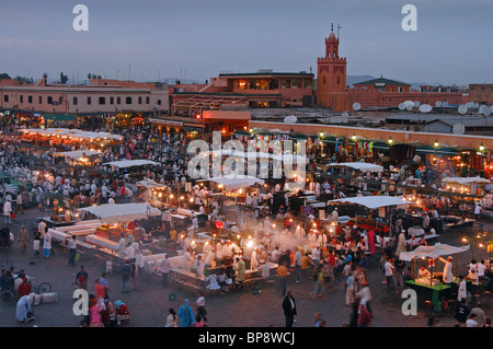 Djemma el Fna Platz und Essen Gerichte Marrakesch, Marokko Stockfoto