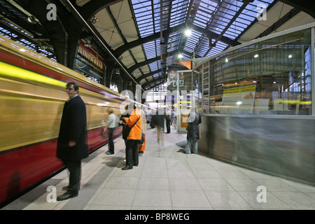 S-Bahn-Zug im Bahnhof Friedrichstraße, Berlin Stockfoto