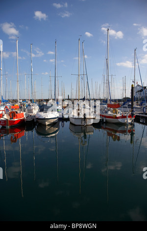 Yachten und Boote vertäut an einem ruhigen Tag in Carrickfergus Marina County Antrim-Nordirland Vereinigtes Königreich Stockfoto