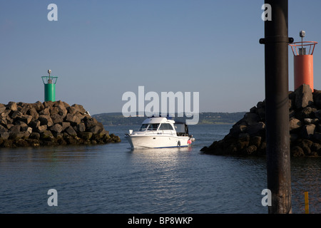 Motoryacht Marina Eingang Carrickfergus Grafschaft Antrim Nordirland Vereinigtes Königreich betreten Stockfoto