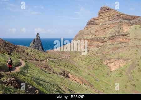 Wanderer auf einer Wanderung nach Ponta de Sao Laurenco, in der Nähe von Canical, Madeira, Portugal Stockfoto