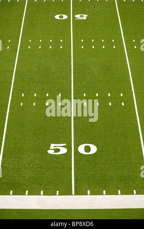 Nahaufnahme der 50-Yard-Linie auf American Football-Feld. Stockfoto