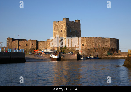 Carrickfergus Castle von den Hafen County Antrim-Nordirland Vereinigtes Königreich betrachtet Stockfoto