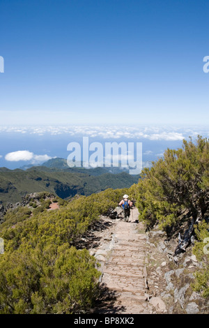 Wanderer Abstieg vom Gipfel des Berges Pico Ruivo, Pico Ruivo, Madeira, Portugal Stockfoto