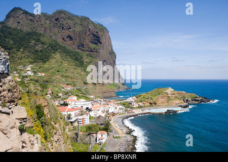 Stadt und Penha de Aguia (Eagle Rock), Porto da Cruz, Madeira, Portugal Stockfoto